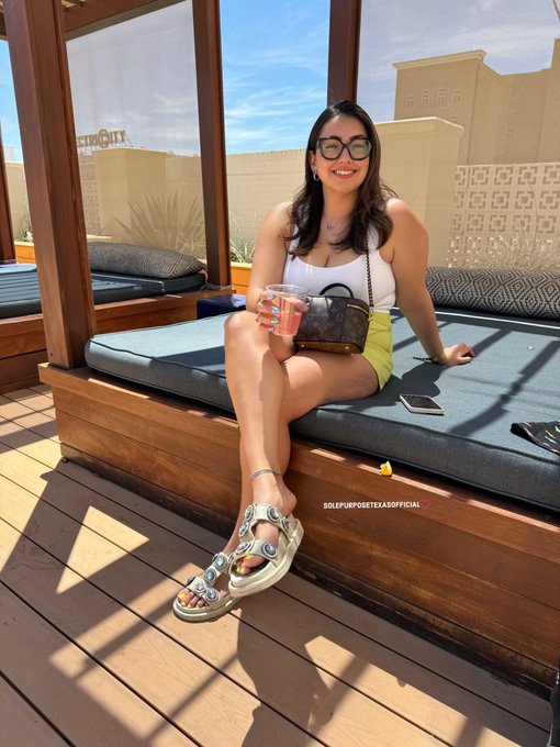 Sun kissed soles! 😘 https://t.co/6jqyRdYMCN<a href="/tag/prettyfeet"class="tags"><span>#prettyfeet</span></a><a href="/tag/soles"class="tags"><span>#soles</span></a>