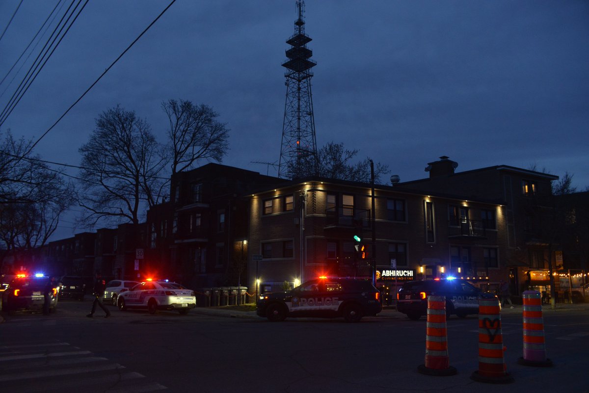 RobinEdgar's tweet image. Crime Scene Investigation Notre-Dame de Grace CSI NDG

facebook.com/robin.edgar/po…

An alleged car thief reportedly tried to ram 2 @SPVM police officers. 

@CBCMontreal reported the #SPVM cops shot the person.

#MySPVM #MonSPVM #PoliceShooting #PDQ9 #NDG #CDNNDG #CBCnews #CBCMontreal