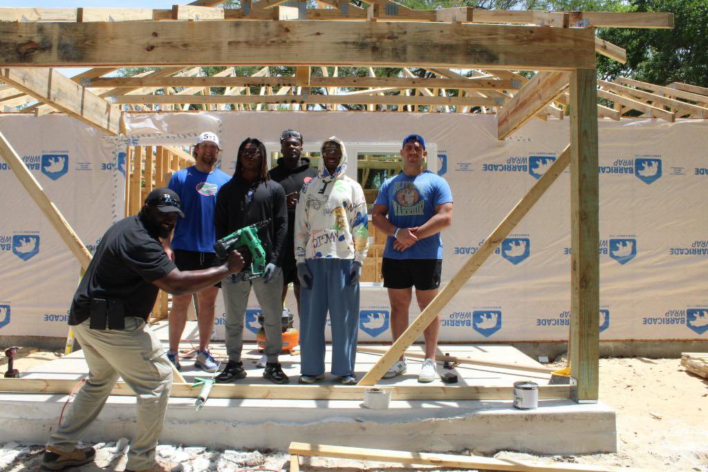 What a win it was helping @AlachuaHabitat build homes and hope today! There's always time to give back. Ready to kick off #TheAmazingGive on April 25th with your support. Let's do this Gators Nation! theamazinggive.org/organizations/… @FL_Victorious #FVFoundation