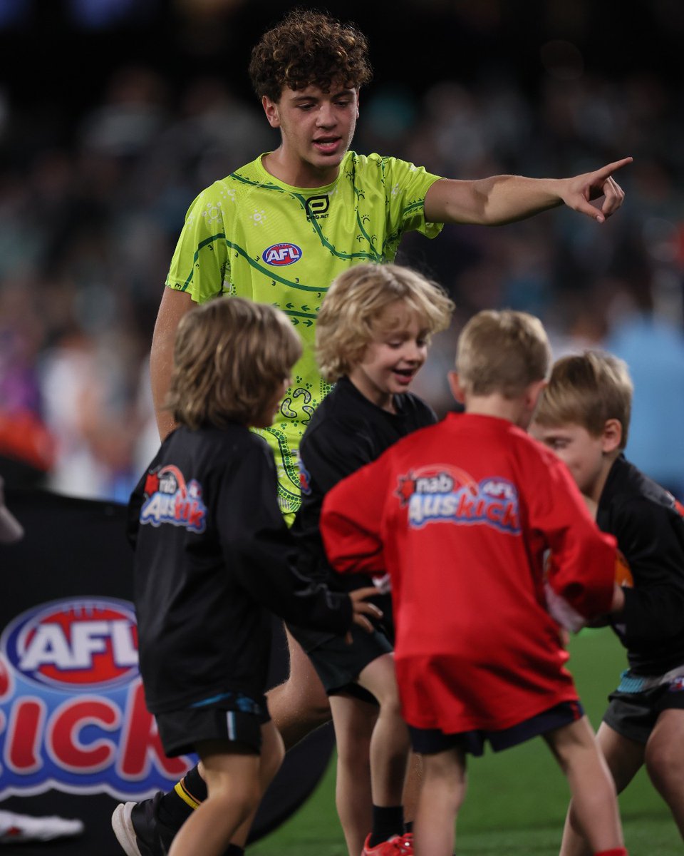 Some snaps of the young umpires from the Indigenous Umpire Program officiating at a halftime Auskick match 🏉 📸 AFL Photos