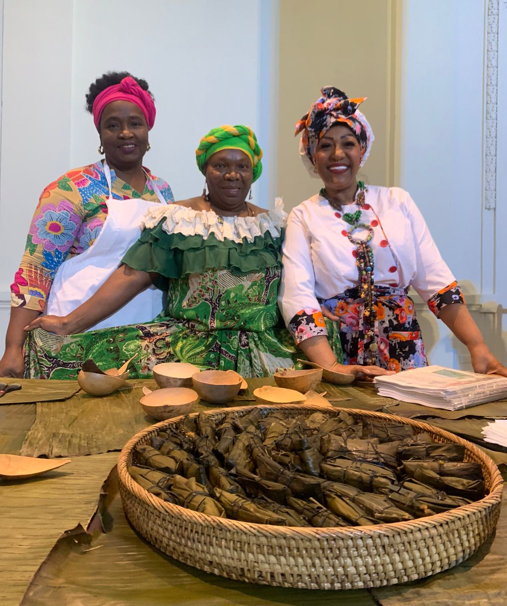 mincultura's tweet photo. #ColombiaEnElMundo. Participamos del evento inaugural de @mic_sur, con una muestra gastronómica colombiana de cocina tradicional del Pacífico – plato de piangua y tomaseca.
Así inicia la agenda que entregará al cono sur espacios de diálogo sobre culturas, artes y saberes. 🇨🇴 https://t.co/3PkXhMvE68