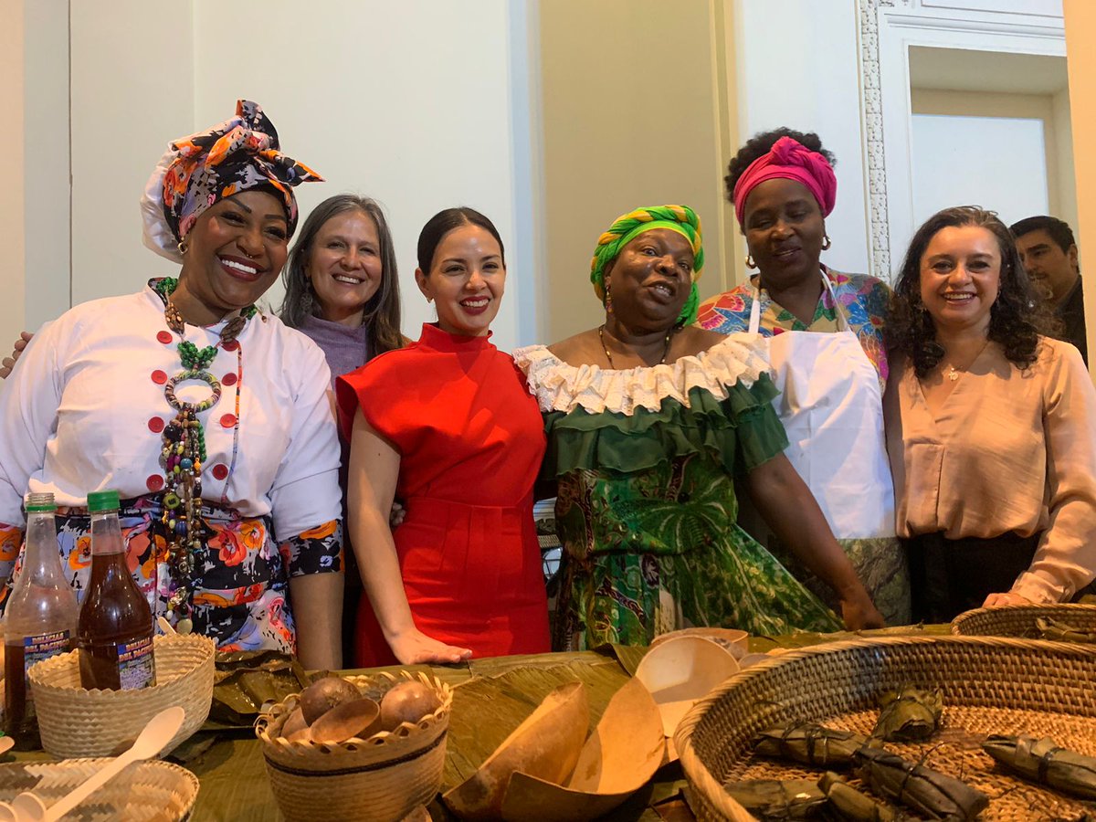mincultura's tweet photo. #ColombiaEnElMundo. Participamos del evento inaugural de @mic_sur, con una muestra gastronómica colombiana de cocina tradicional del Pacífico – plato de piangua y tomaseca.
Así inicia la agenda que entregará al cono sur espacios de diálogo sobre culturas, artes y saberes. 🇨🇴 https://t.co/3PkXhMvE68