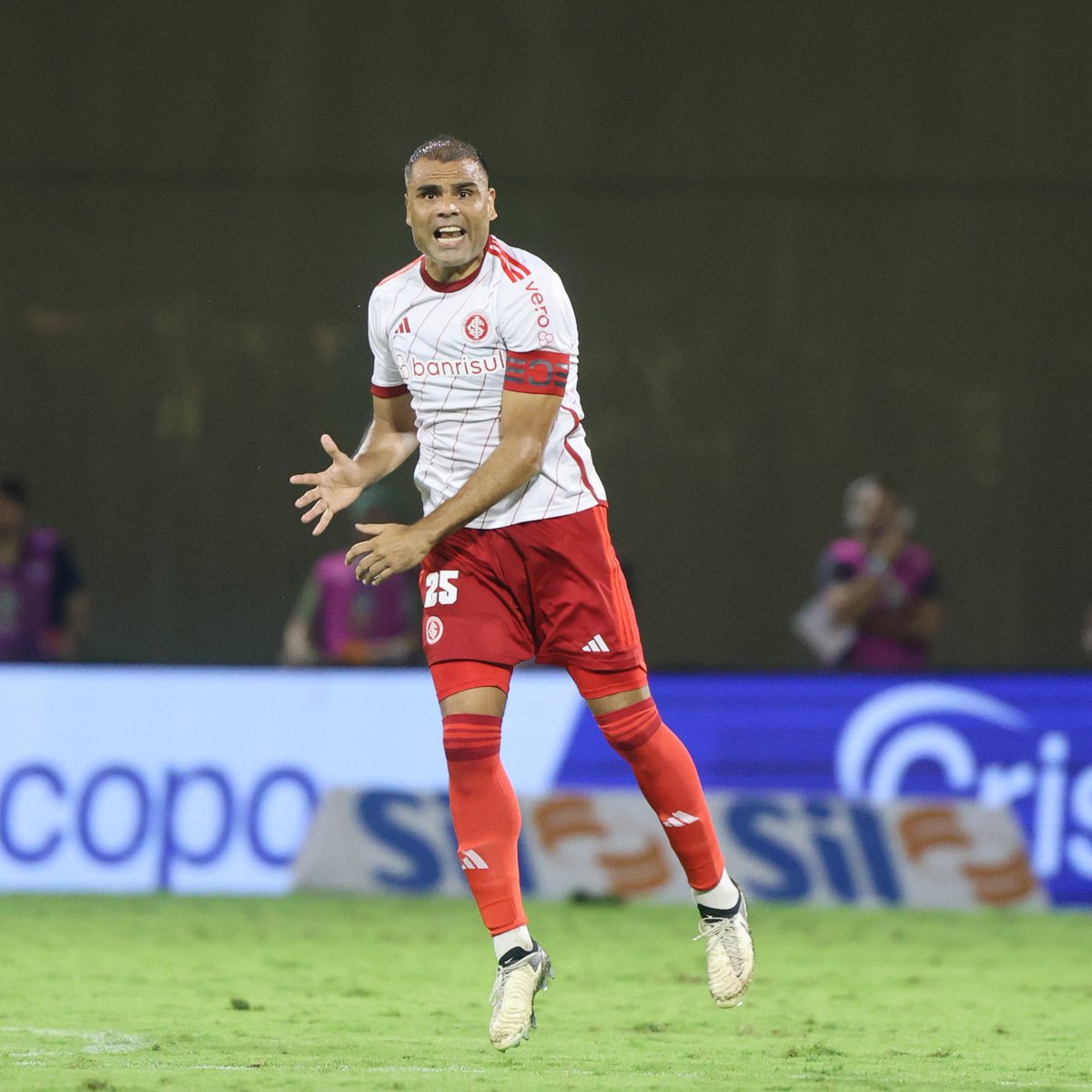 SCInternacional's tweet photo. Partida 𝐌𝐎𝐍𝐒𝐓𝐑𝐔𝐎𝐒𝐀 desse aqui. 👇©️ https://t.co/1hVaOPYqEo
