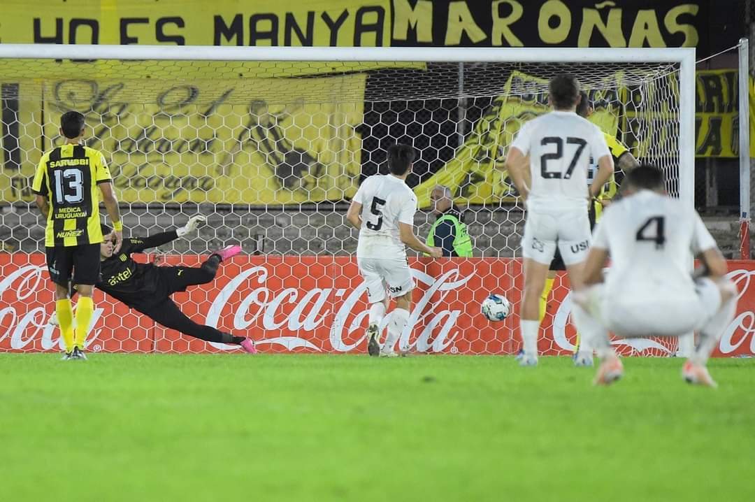 Montevideo City torque le ganó 3-1 a Peñarol y lo eliminó de la Copa Uruguay. El partido decisivo nuevamente estará excento de la participación de alguno de los grandes. Torque, definirá la copa ante Defensor Sporting.