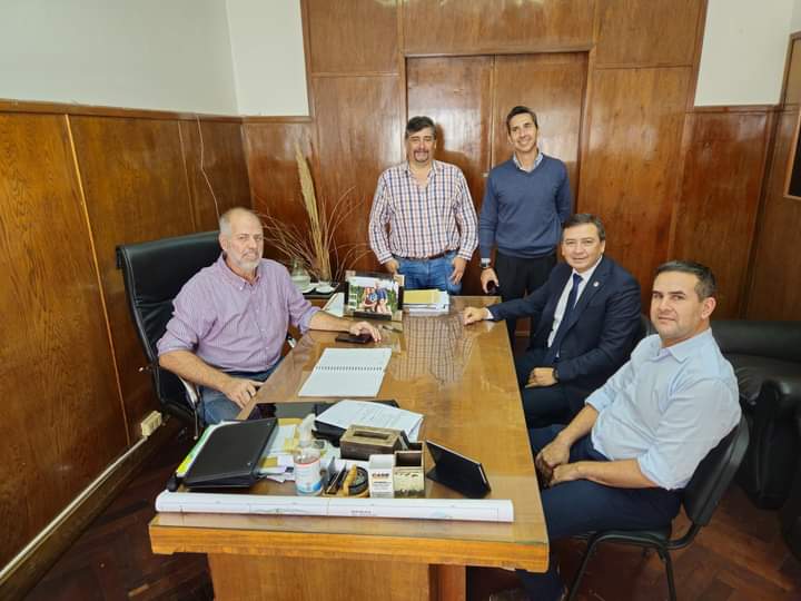 EguiBenitez's tweet photo. Reunión en  𝐕𝐢𝐚𝐥𝐢𝐝𝐚𝐝 𝐏𝐫𝐨𝐯𝐢𝐧𝐜𝐢𝐚𝐥 

Junto al intendente de Curuzú Cuatiá, Dr. @irigoyenjosemiguel , nos reunimos con el recientemente designado titular de @dpvcorrientes , el Ing. Luis Pablo Cardozo, y el jefe técnico, Ing. Eduardo Escobar. https://t.co/ERQahzyukt