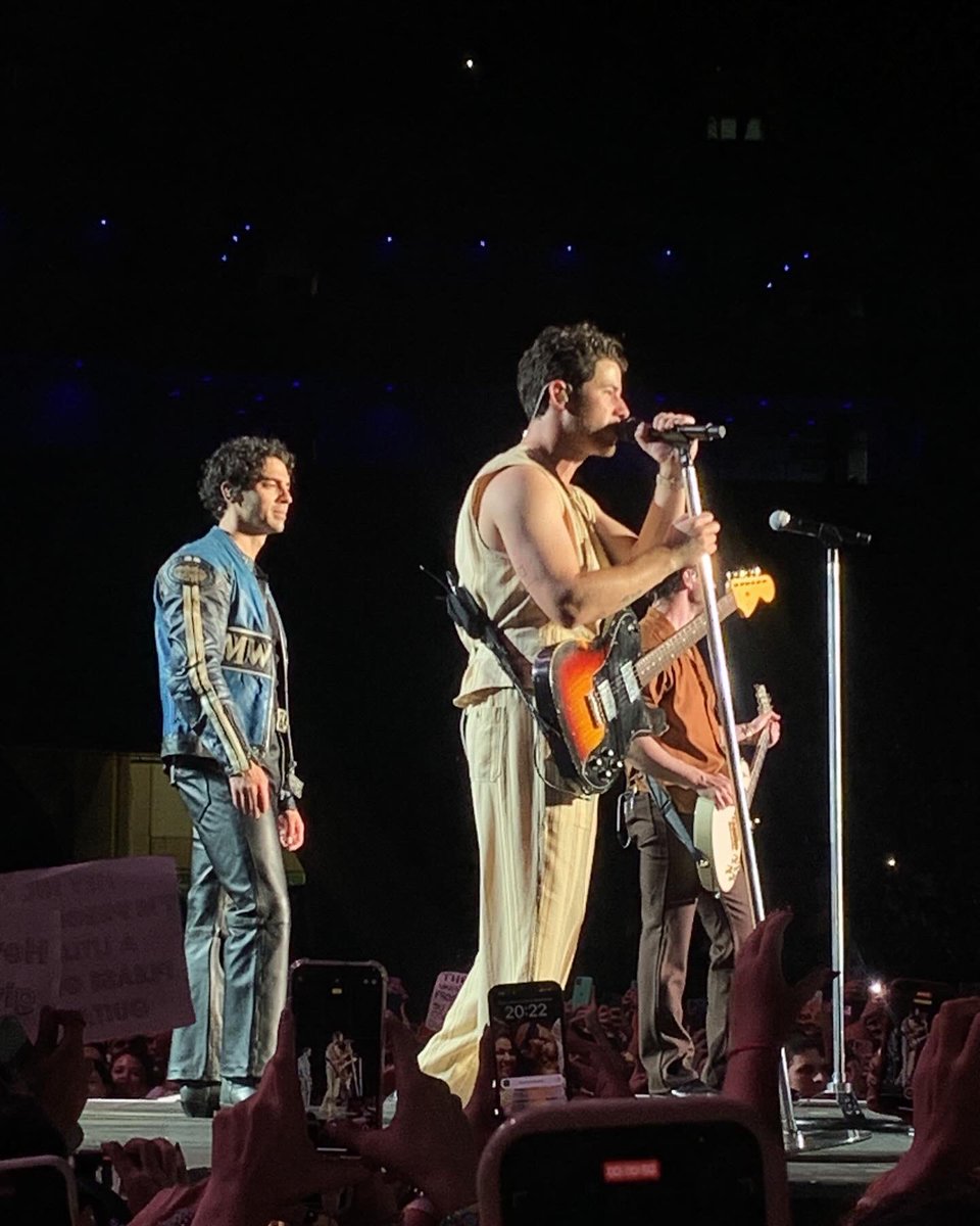 DraDisney's tweet photo. Ainda sem acreditar no que aconteceu ontem, a ficha simplesmente não cai!
Meu primeiro show dos Jonas, depois de 15 anos do nosso “amor a primeira vista”. Muitas emoções foram sentidas na noite passada que valeram super a pena. ❣️
#Jonasbrothersnobrasil https://t.co/VbVq41ItsK