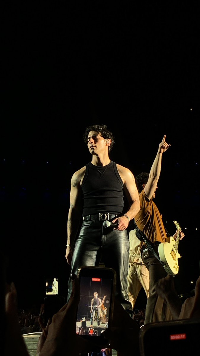 DraDisney's tweet photo. Ainda sem acreditar no que aconteceu ontem, a ficha simplesmente não cai!
Meu primeiro show dos Jonas, depois de 15 anos do nosso “amor a primeira vista”. Muitas emoções foram sentidas na noite passada que valeram super a pena. ❣️
#Jonasbrothersnobrasil https://t.co/VbVq41ItsK