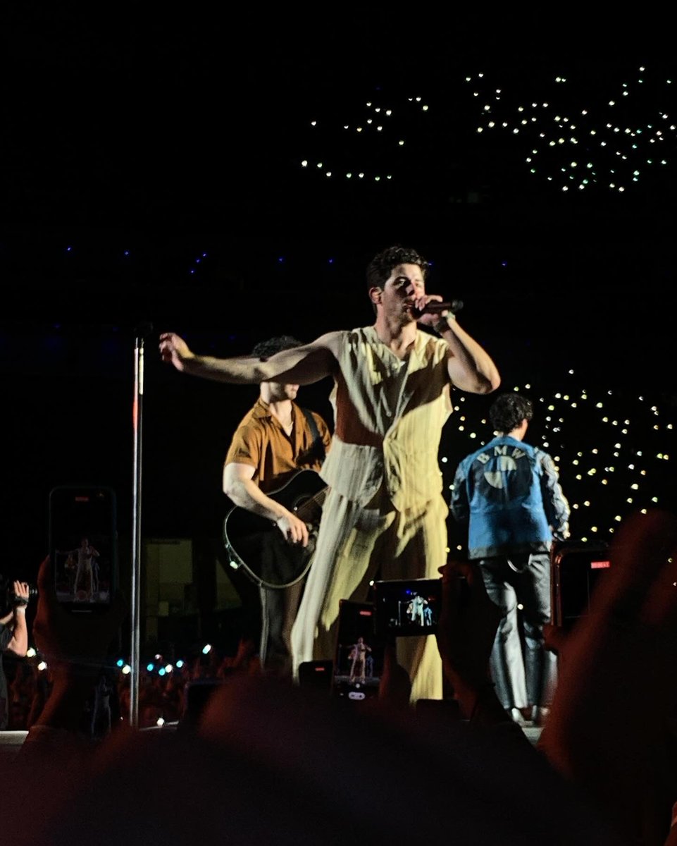 DraDisney's tweet photo. Ainda sem acreditar no que aconteceu ontem, a ficha simplesmente não cai!
Meu primeiro show dos Jonas, depois de 15 anos do nosso “amor a primeira vista”. Muitas emoções foram sentidas na noite passada que valeram super a pena. ❣️
#Jonasbrothersnobrasil https://t.co/VbVq41ItsK
