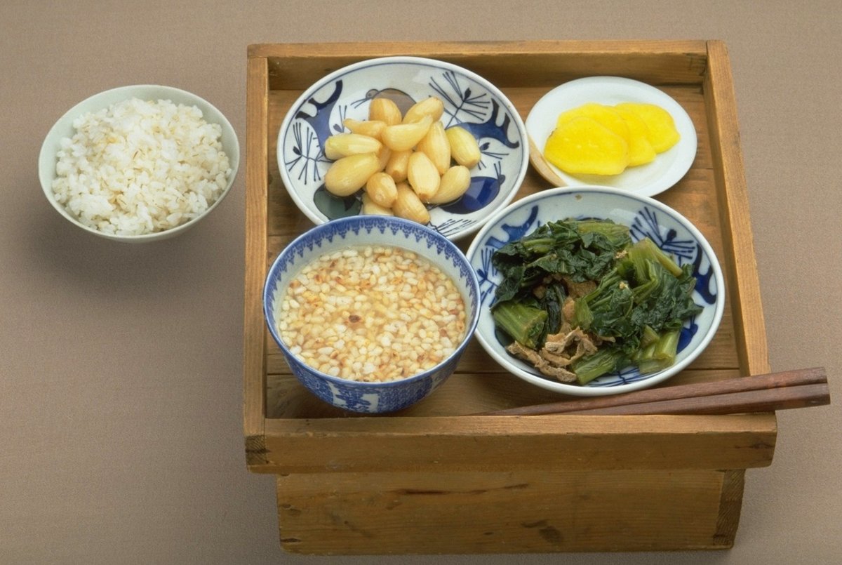 春の昼から茶

四時ころに昼から茶を食べる。焼き米は茶わんに入れ、熱いお茶と塩を入れてふたをし、しばらくおくと米がほとび（ふやけて）、やわらかくなって食べられる。かめばかむほど香ばしい味がする。
『聞き書　島根の食事』　石見山間の食より
knowchi.jp/archives/4762
#農文協