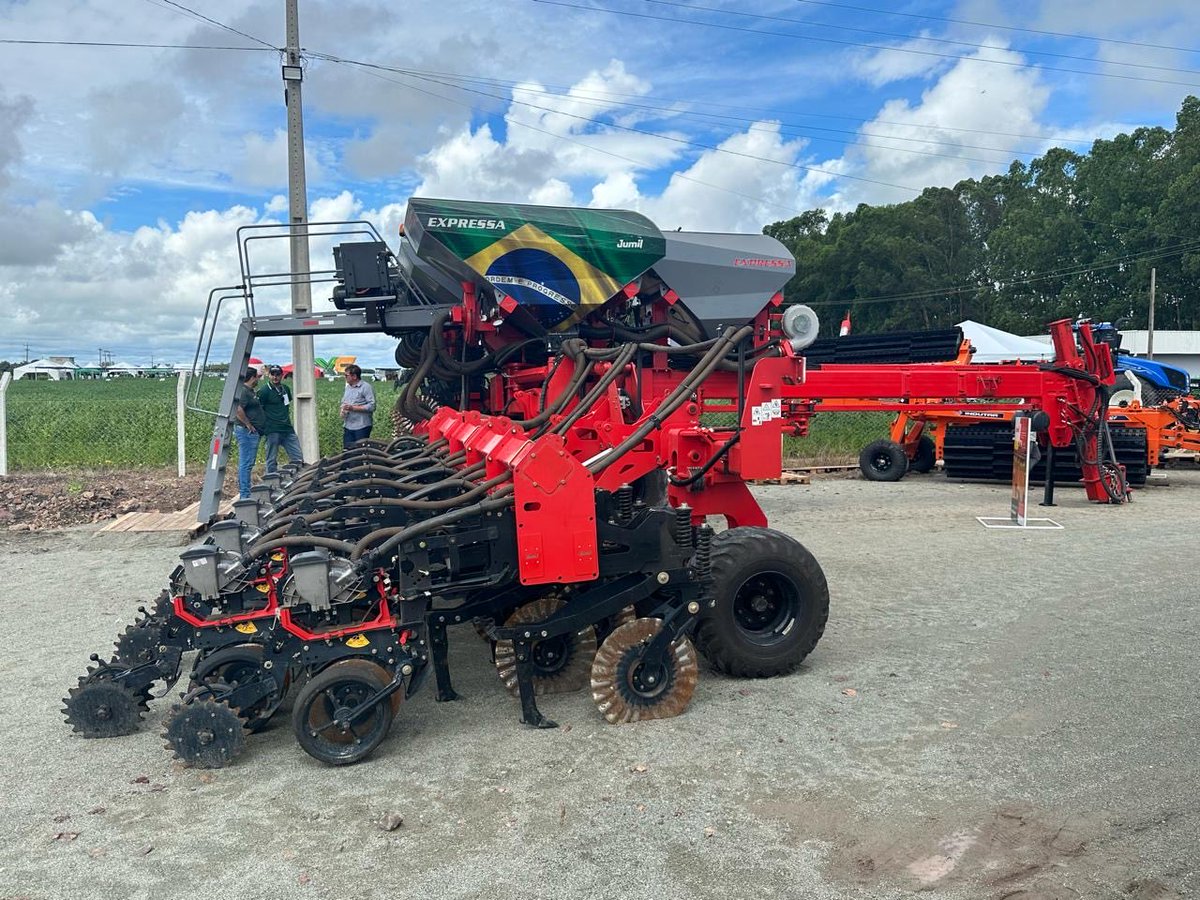 antonio_chies's tweet photo. ✔️Um dia especial p/ chegada da #Expressa da #Jumil na Região!! Dia de Campo #SementesPampeana🏆🏆
🆙Evento consolidado e calendário certo do Agro Maranhense! Parabéns a Todos da Fazenda Europa pela dedicação e em nome da #PoloAgricola nosso OBRIGADO🏆🇧🇷
#Expressa #Jumil https://t.co/rgK5Y2ktNO