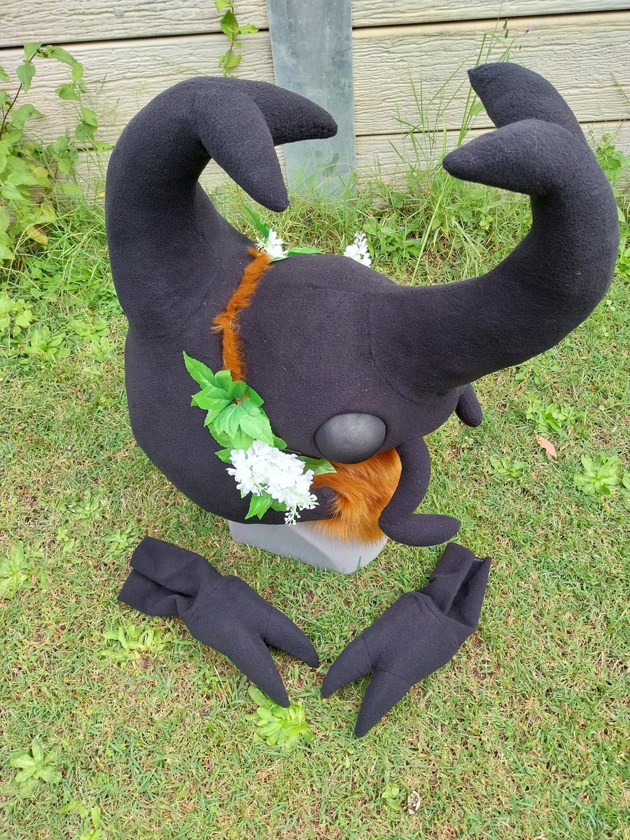 Beetle reveal!! Furdu is tomorrow and unfortunately I won't be wearing it because it's really hard to breathe in and badly fitting, but damn I'm happy with how it looks