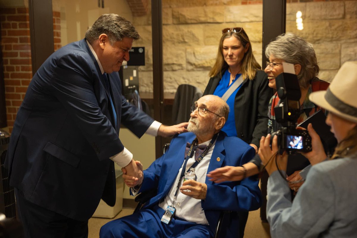 Heartbroken to learn of the passing of long-time public servant and celebrated photographer Lee Milner. He was beloved across the political spectrum and IL — a testament to his ability to connect with those he came in contact with through his lens. May his memory be a blessing.