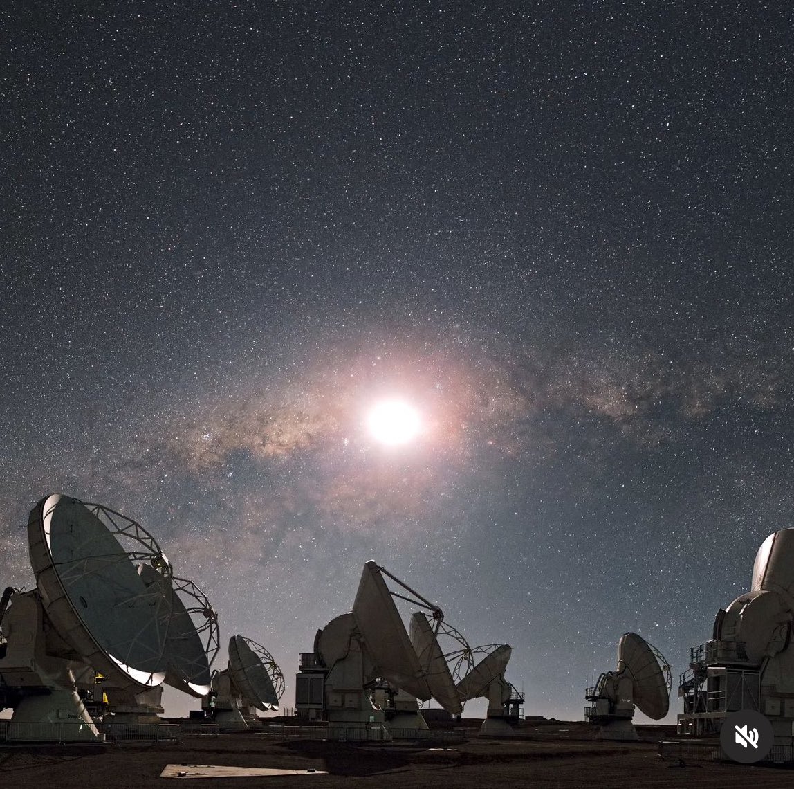 thaisa_sb's tweet photo. Que foto, não? A Lua sobre a Via Láctea! Com parte das antenas do ALMA - Atacama Largge Milimetric Array, Chile, na frente.
Crédito: ESO/S. Guisard
#vialactea #astronomia #ciencia #almaobservatory https://t.co/2gh398Ba4o