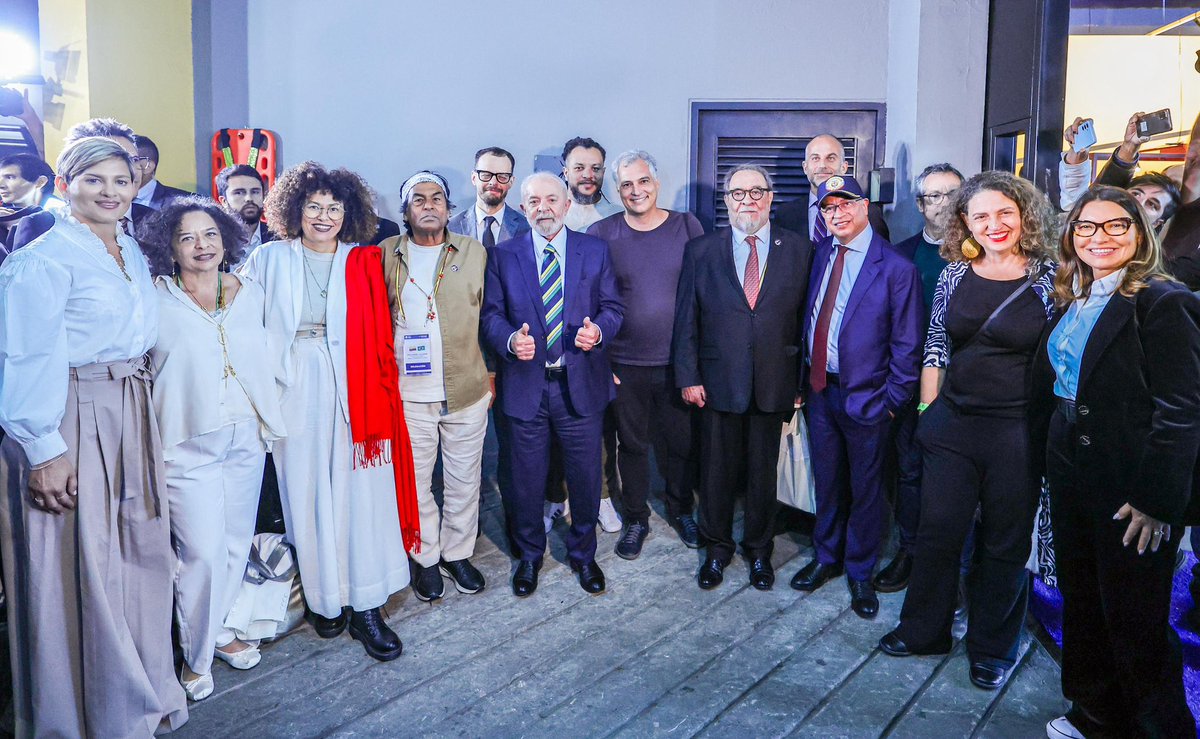 Ao lado de escritoras e escritores brasileiros na 36ª Feira Internacional do Livro de Bogotá. O Brasil foi homenageado pelo povo colombiano. Viva a literatura brasileira e sul-americana. 🇧🇷🇨🇴 📸 @ricardostuckert