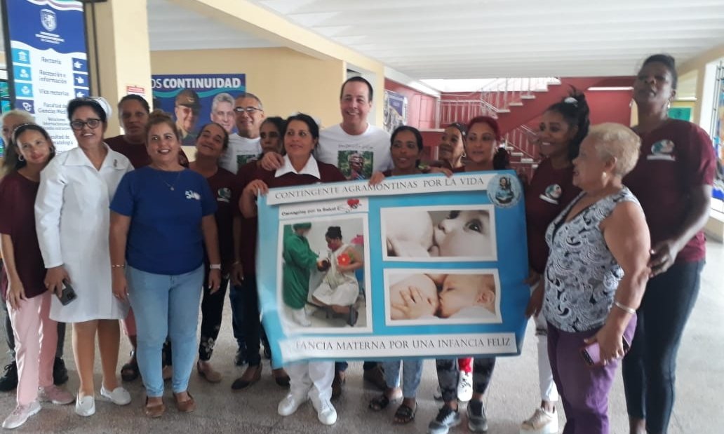 Este miércoles abanderamos en #Camagüey el contingente 'Agramontinas por la vida', un proyecto que nace del trabajo conjunto entre @MINSAPCuba y la @FMC_Cuba, con el propósito de proteger el bienestar de nuestros niños a partir de acciones que favorecen la lactancia materna.