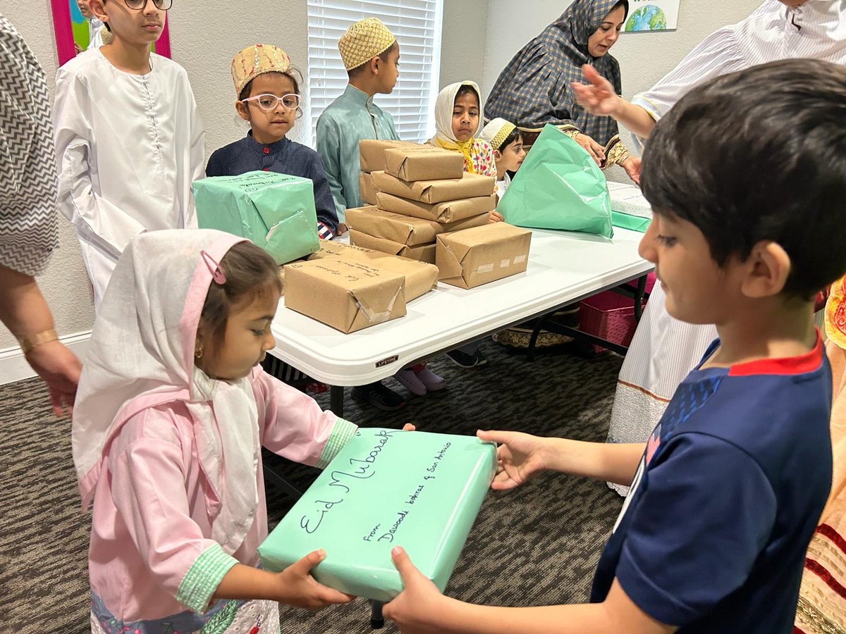 Bohras_USA's tweet photo. Spreading joy on #EidulFitr2024!

Throughout the month of #Ramadan the @Dawoodi_Bohras of #SanAntonio ran a community Toy Drive. On #Eid, community members wrapped, labeled, and presented over 60 gifts to Afghan children supported by the Center for Refugee Services, San Antonio. 🎁