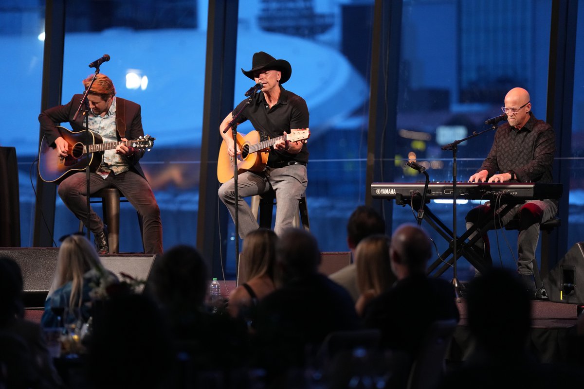 On Monday night, @kennychesney performed “Old Blue Chair” to honor Troy Tomlinson at the 2024 CMA Triple Play Award at the @countrymusichof and Museum in Nashville. 📸: John Russell/CMA