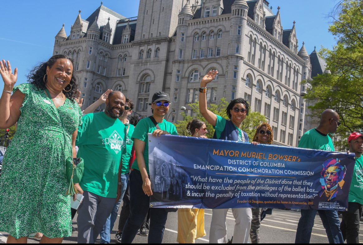 SecretaryofDC's tweet image. This weekend, I had an amazing time at the 2024 #DCEmancipationDay Parade. My office has oversight of the DC Emancipation Day Commemoration Commission, and I couldn’t be more proud! This year marks the 162nd anniversary of the abolition of slavery in DC. #WeAreDC #TeamOS