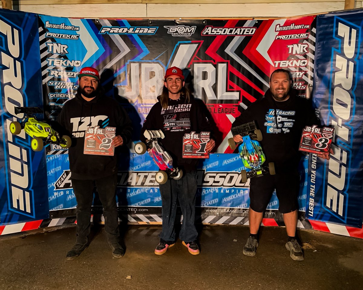 HitecJapan's tweet image. #teamhitec ドライバーのローガン・トンプソン選手が『HSB-9381TH』や『DB950SW』を使用し、#TheDirtinPerris での #JBRLレース でトラックを破りました! 🏁

ローガン選手、首位フィニッシュおめでとうございます 🏆👏

まだ未販売の『DB950SW』は情報解禁しましたらまたご報告いたします✨