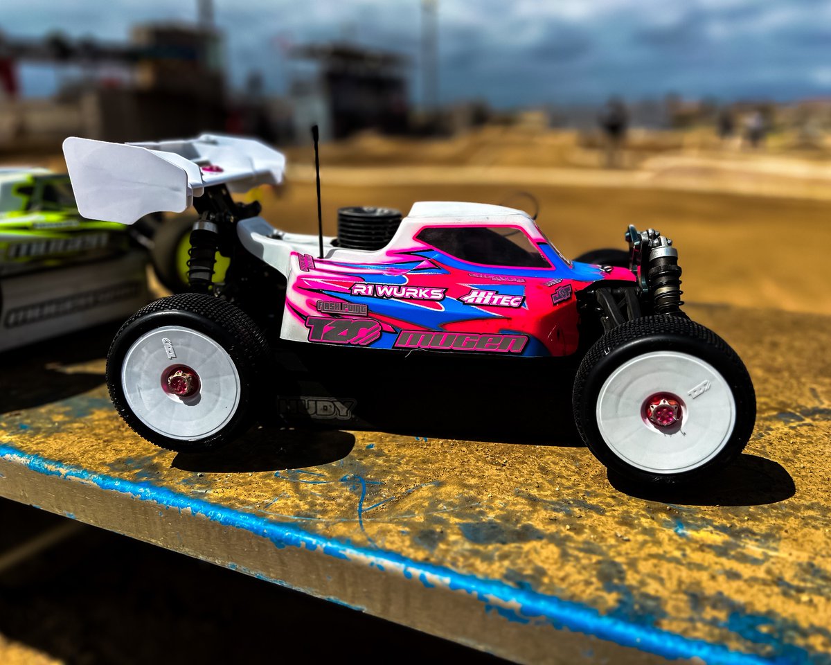 HitecJapan's tweet image. #teamhitec ドライバーのローガン・トンプソン選手が『HSB-9381TH』や『DB950SW』を使用し、#TheDirtinPerris での #JBRLレース でトラックを破りました! 🏁

ローガン選手、首位フィニッシュおめでとうございます 🏆👏

まだ未販売の『DB950SW』は情報解禁しましたらまたご報告いたします✨