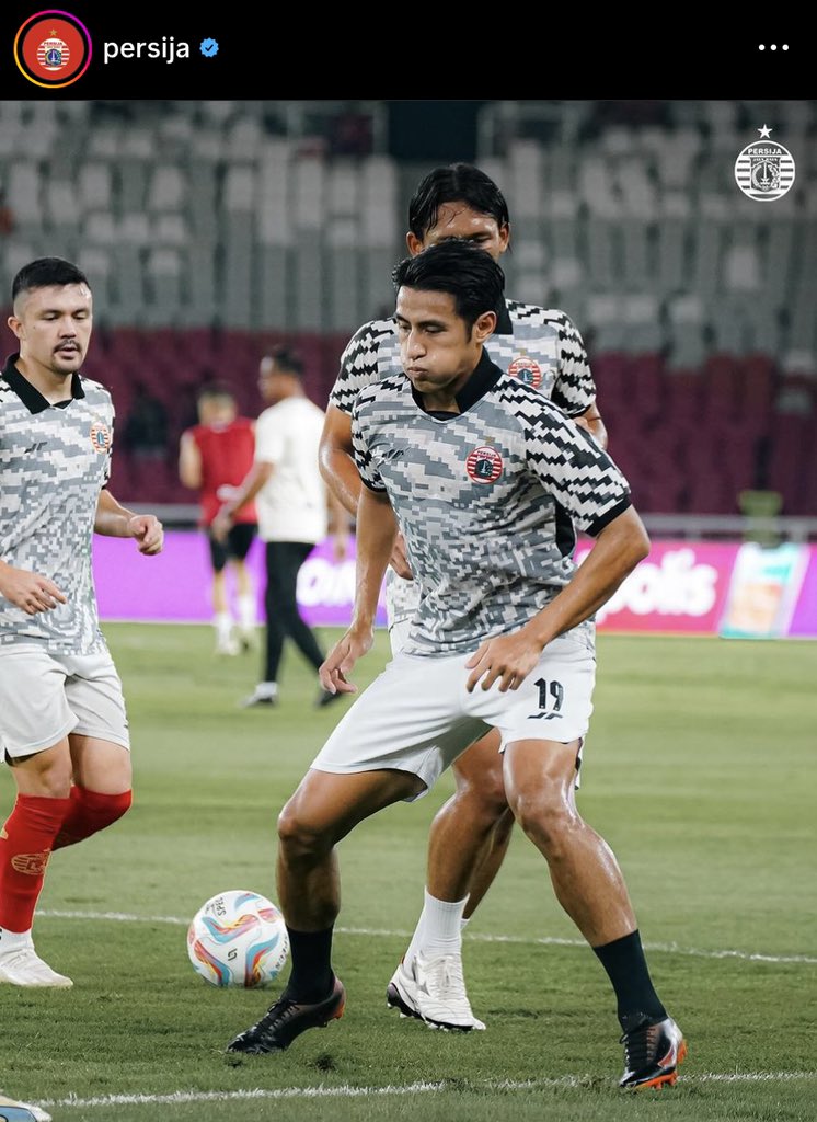 Dalam segala keterbatasan stock di back-line, Thomas Doll di luar dugaan menaruh Hanif Sjahbandi sebagai “The Commander” di tengah jantung pertahanan. Bermain di trio-centre back memang bukan posisi asing bagi Hanif pada musim ini, tapi ditempatkan sebagai pemimpin lini