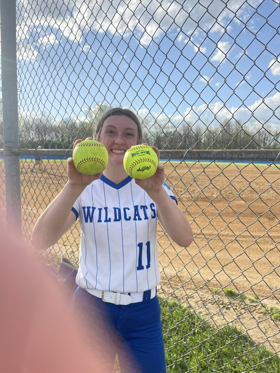 alyssa_vearil's tweet photo. What a great game today in this beautiful weather! I hit two homers today along with my teammate @k_pollitt2008 who hit one over too! I also pitched against Blanchester with 8k’s. My team and I had a great win tonight! @HawksOHEmswiler @_stanley66 @NKUSBCoachG @DloweOilerkid https://t.co/0YqZlryq71
