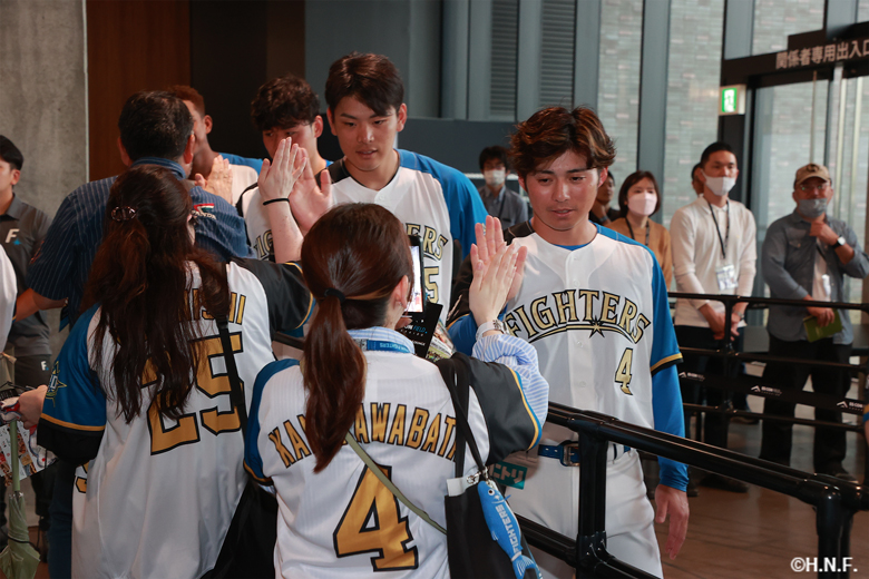 北海道日本ハムファイターズフード付きブラック監督・選手愛用L 北海道日本ハムファイターズフード付きブラック監督・選手愛用L
