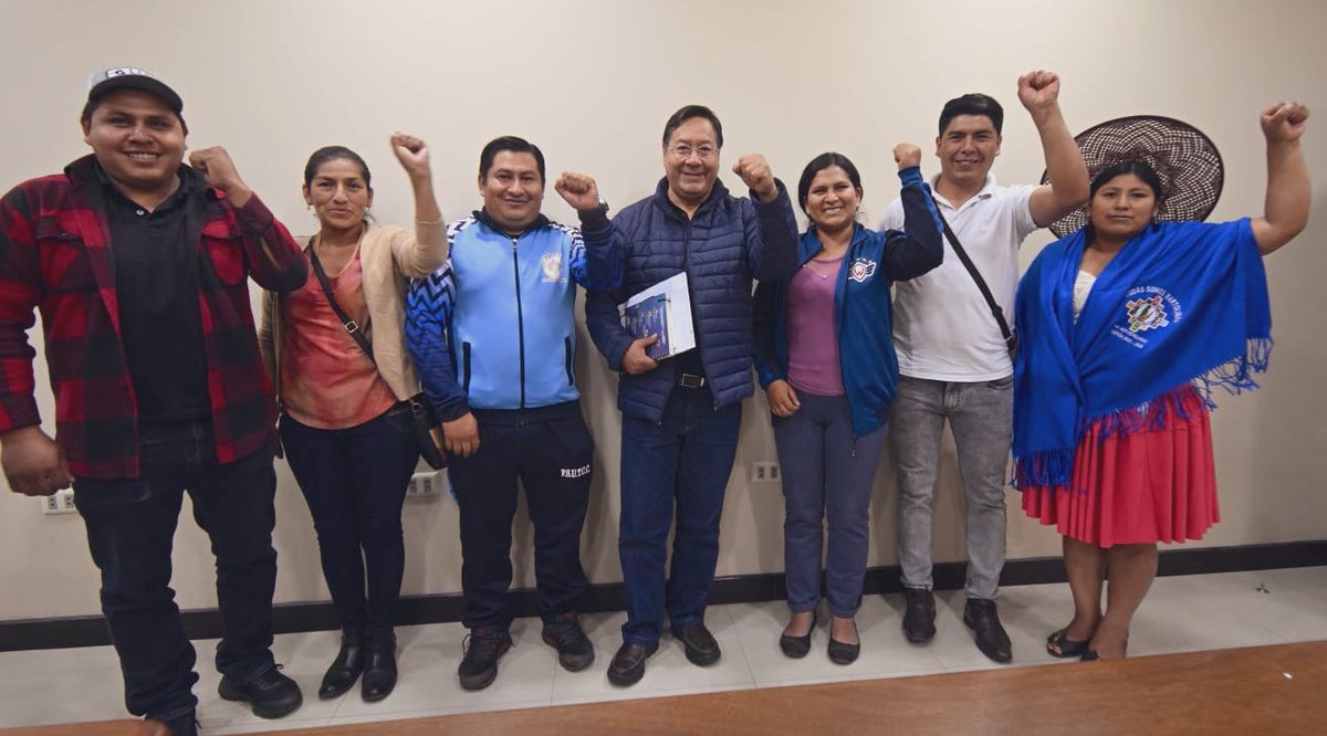 Estamos en #Cochabamba, donde sostuvimos una amena reunión con las y los hermanos del Pacto de Unidad del departamento. La voz y sabiduría de nuestras organizaciones sociales siempre serán fundamentales para guiar nuestro camino. Coordinamos importantes acciones para consolidar