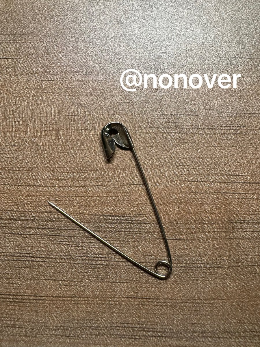 之前玩的有人私发给我说，太重口了，接受不了，可能在转型中确实会有一些人不太适应，比如这个扣针，昨晚穿刺后很爽但我就很犹豫，到底要不要发，会不会更多人都觉得太重口了，所以犹犹豫豫😂