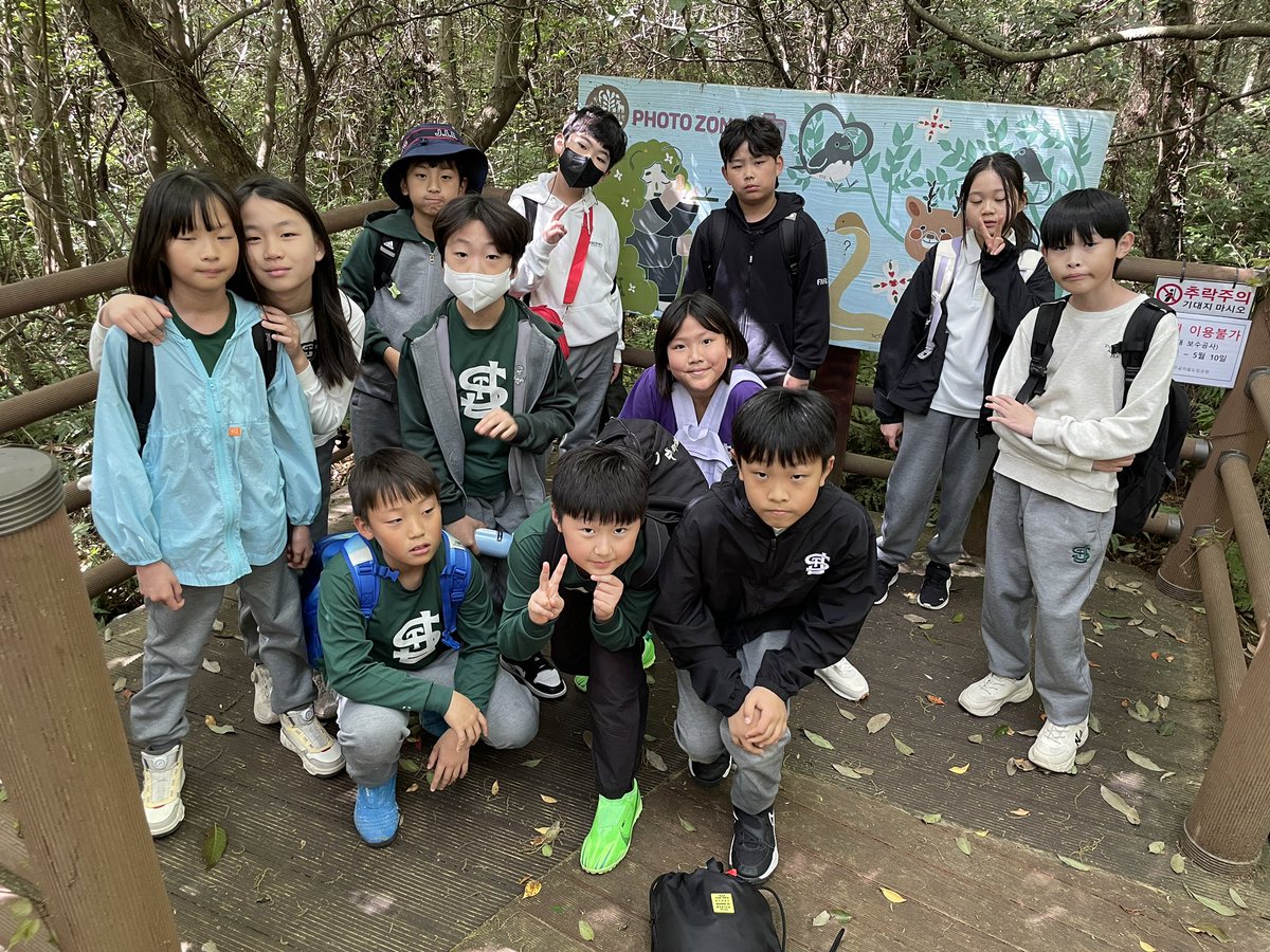 davidmrive's tweet image. The Pirates of 4R love their field trips, and we are so lucky to have the Gotjawal Regional Park in our backyard. ☀️🌳 #lavaforest #getoutside #hiking @SJA_Jeju