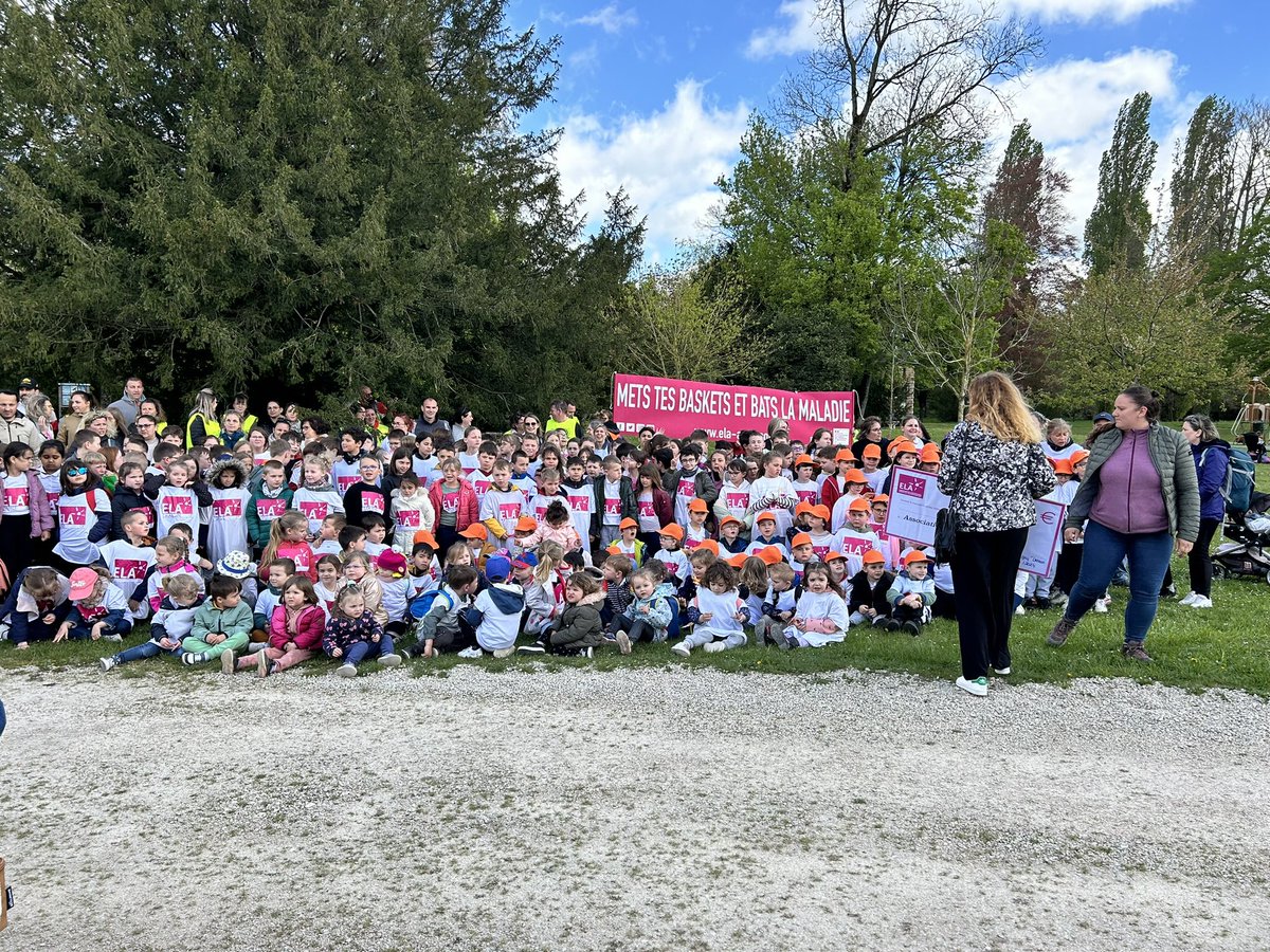 Marche de solidarité au profit d’<a href="/ELAOfficielle/">Association ELA</a> . Tous les enfants de la tps au CM2 en présence des parents avec des parcours adaptés aux âges et le soleil en prime. Plus de 3000 euros récoltés en plus des objets vendus. Merci et bravo à tous. <a href="/DSDEN55/">DSDEN55</a> <a href="/55Cpd/">JL DORANGEON CPD EPS 55</a> @IenBar