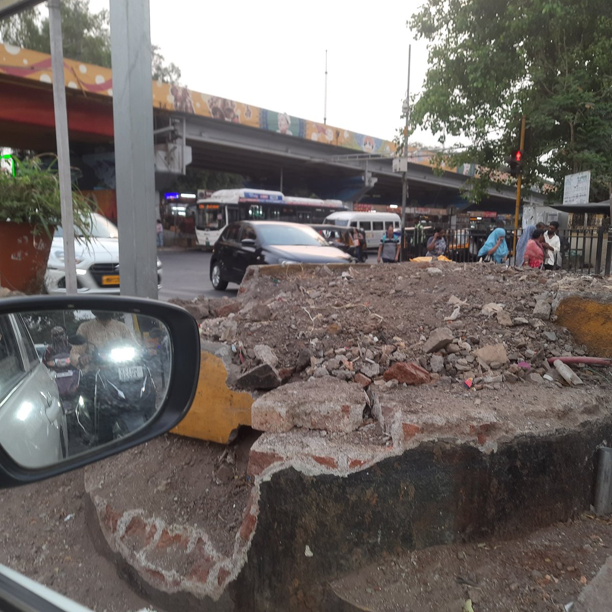 aaveshhindustan's tweet photo. @PCMCSarathi
@Team_PCMC
@pcmccomm
क्या निगड़ी चौक के चित्रों से, हम स्मार्ट सिटी के तमगों में गर्व महसूस कर सकते हैं ? हम सबने अपने परिसर के चित्र सोशल मीडिया पर पोस्ट कर प्रशासन का ध्यान आकर्षित कर उन्हें जमीनी सच से अवगत कराना चाहिए, उनका सारा ध्यान तो तमगे जुटाने तक ही है !!! https://t.co/wuUHI5Wxob