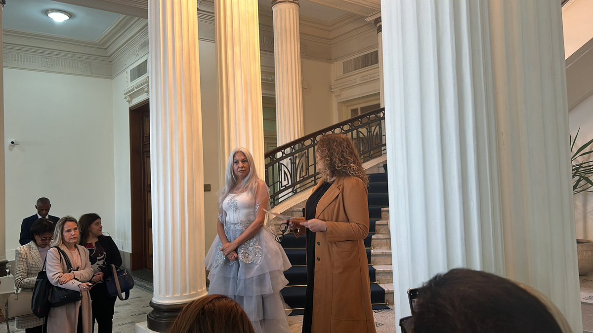 Felicitaciones a la artista plástica Carla Espinosa, un orgullo para nuestro país. Inauguró en la Sede del Mercosur la muestra "El Vestido". Una obra vanguardista , realizada con cartas de 500 mujeres destacadas, auspiciada por la OEA