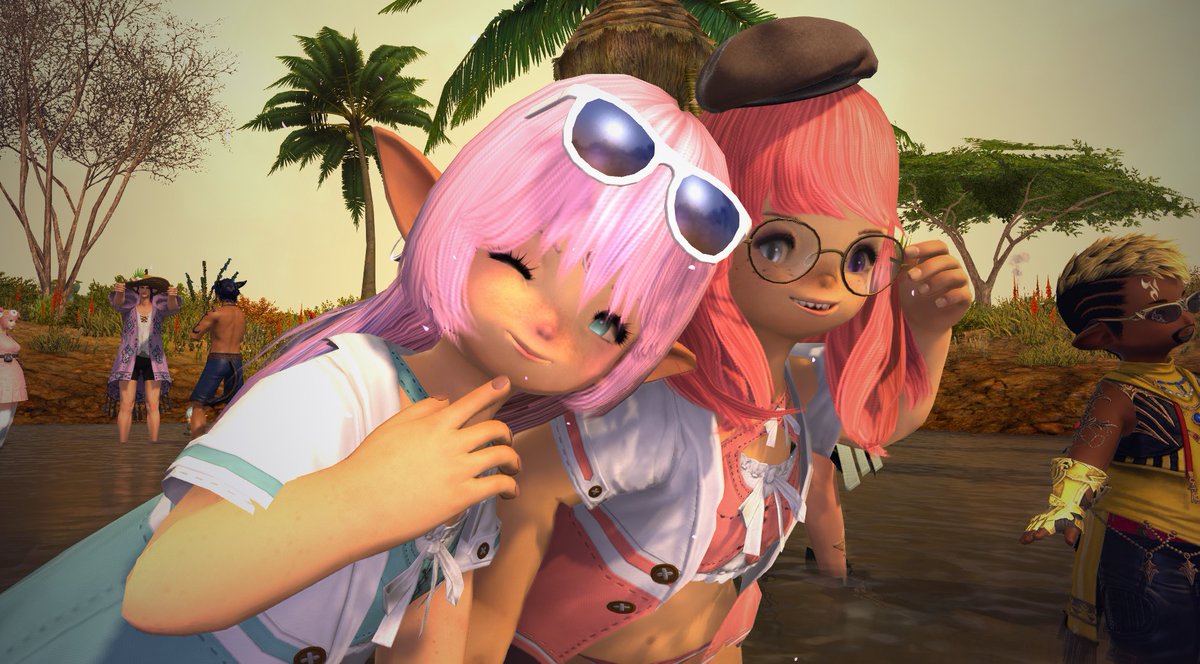 Hazel_Wynters's tweet photo. It's that time of year to get out and enjoy the sun with your friends! Here's Nixi and @Gwalafell soaking in the rays and looking mega cute while doing it, too~ 💜💚💜

(Don't mind the pink hair and non-green Nixi, it's for a cosplay!)

 #FrythAP https://t.co/oSMO1CeiPj