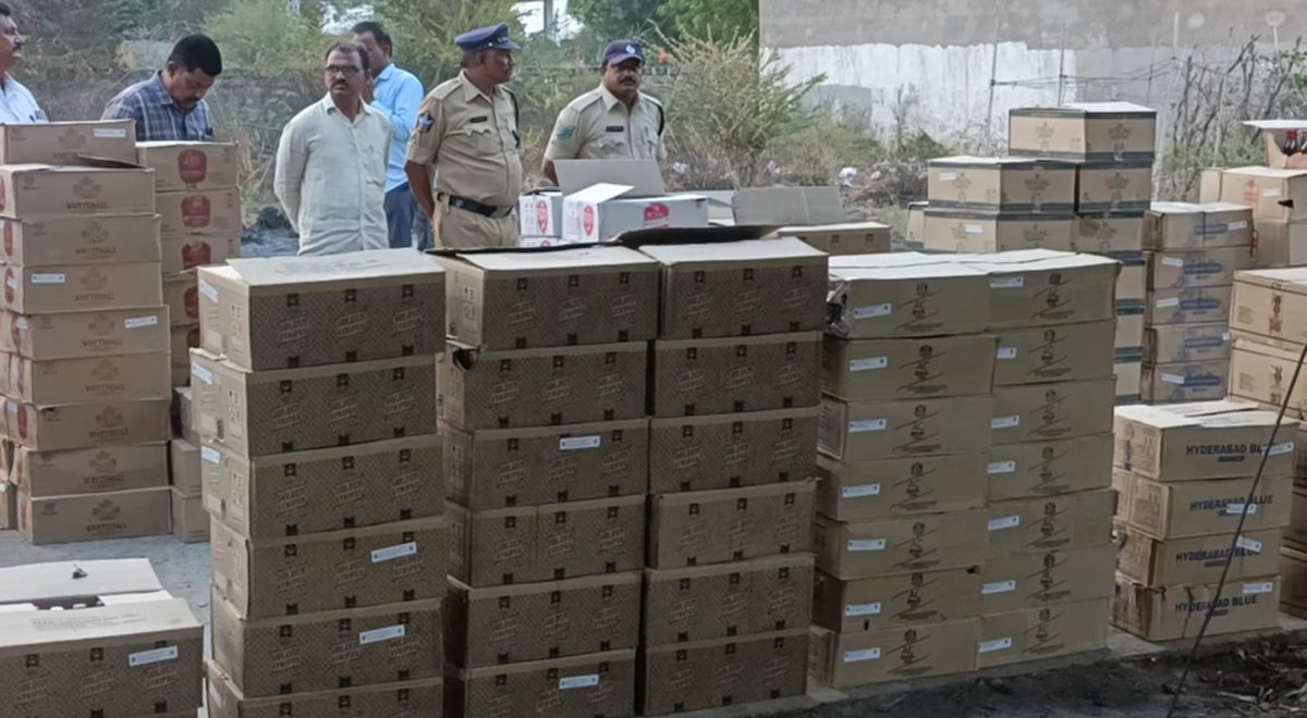 prakasam_police's tweet photo. అక్రమంగా నగదు, మద్యం మరియు ఇతర ప్రలోభ వస్తువులను రవాణా చేస్తూ పట్టుబడితే కఠిన చర్యలు తప్పవు:  ప్రకాశం జిల్లా ఎస్పీ శ్రీ గరుడ్ సుమిత్ సునీల్, ఐపియస్., గారు.

#APSEB #Raids #illegalActivities #liquor #ContinuousVigil  #SumitGarud  #IPS #PrakasamPolice 

@APPOLICE100 https://t.co/luIvtal2cZ