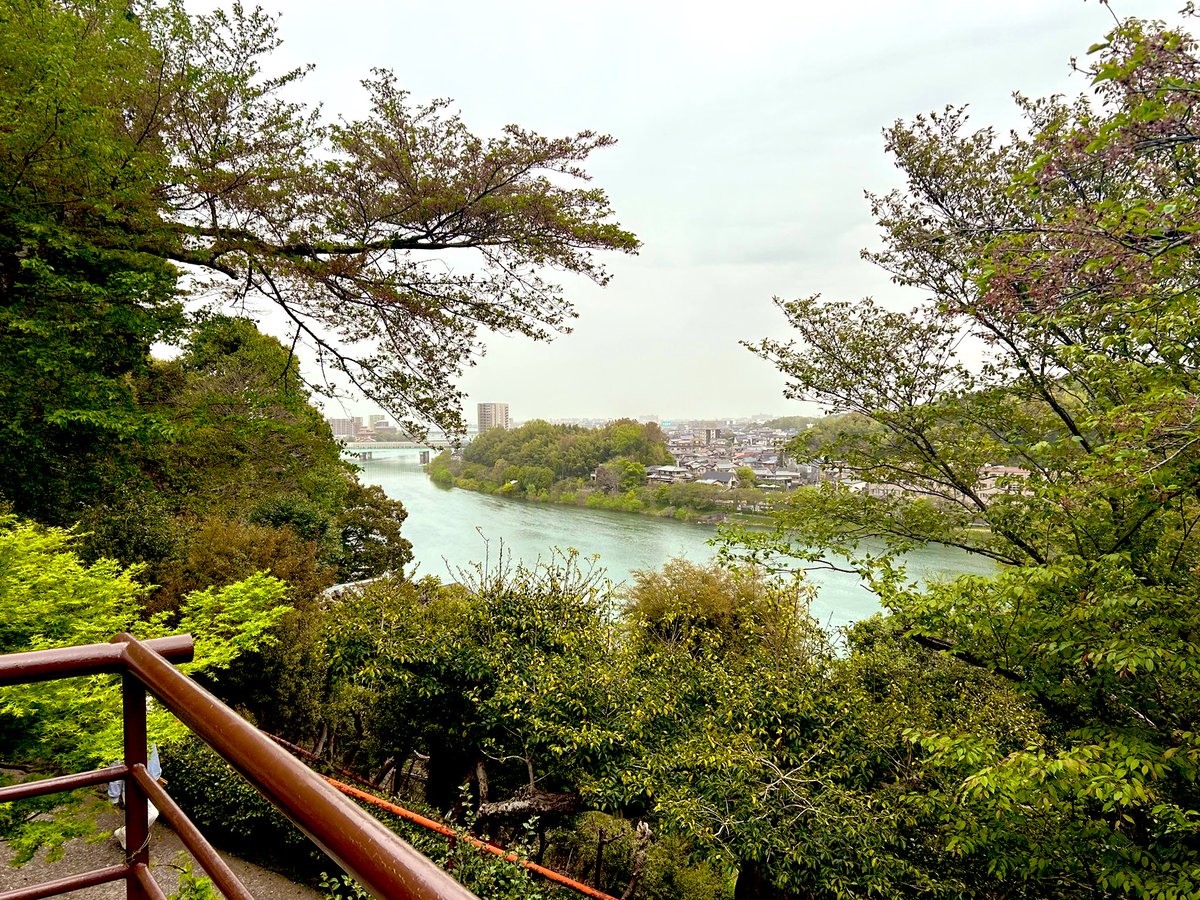 こんにちは。

只今、滋賀県の #石山寺 に着きました🪨