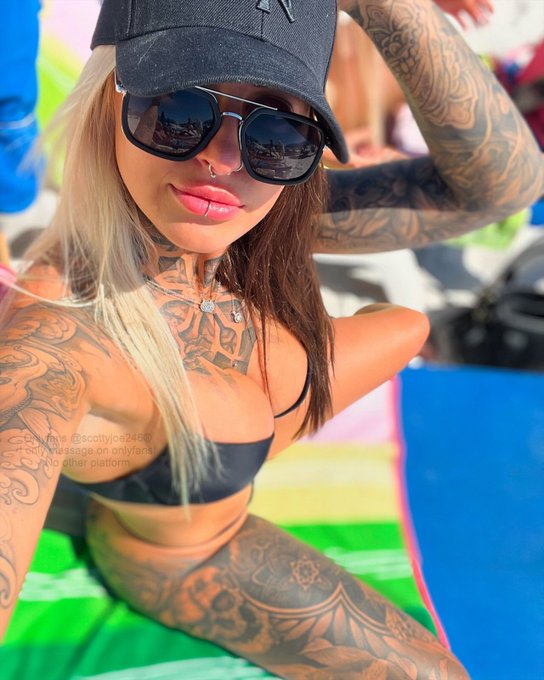 Follow all my socials!  https://t.co/QvVu5RUChe https://t.co/wV1TeN70xn