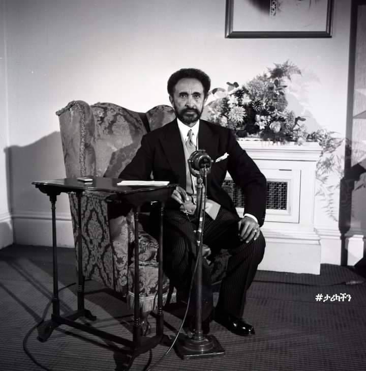 Emperor #Haile_Selassie at The Ethiopian Embassy in #London, 1954

#የአማራ የመጨረሻዎቹ ዘመናትን but the beginning of የአማራ መገደል ፣ መታሰራ ፣ መሳቀየት እና እንግልት። 

#አማራ ታሪኩን ያደሳል‼️