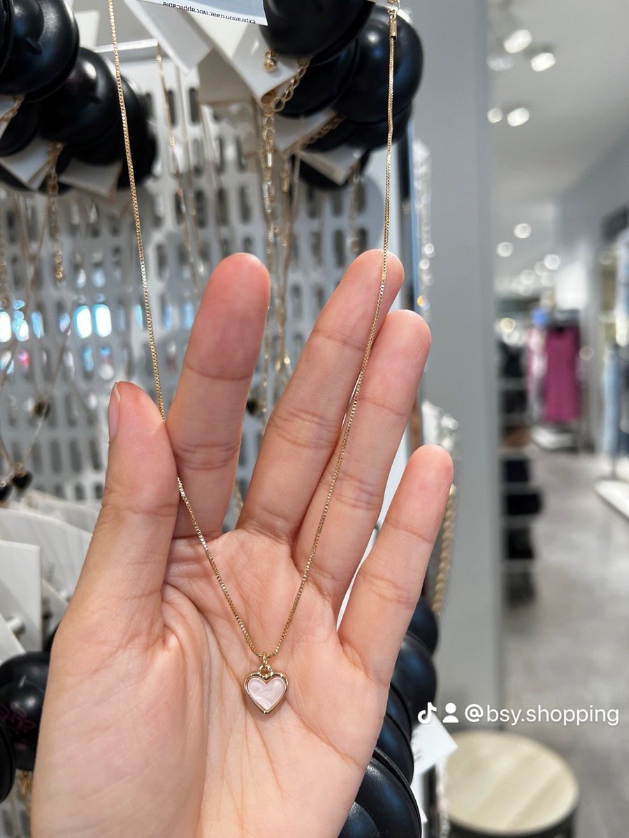 MKT040404's tweet photo. H&amp;M สร้อย✨ ราคา 129฿
สินค้ามีจำนวนจำกัดนะคะ ดูสินค้าเพิ่มเติมได้ที่ IG : bsy.rubhiw 🥣🧤 

Size :  -

#รับหิ้ว #รับหิ้วhm https://t.co/OdMXlef8Da
