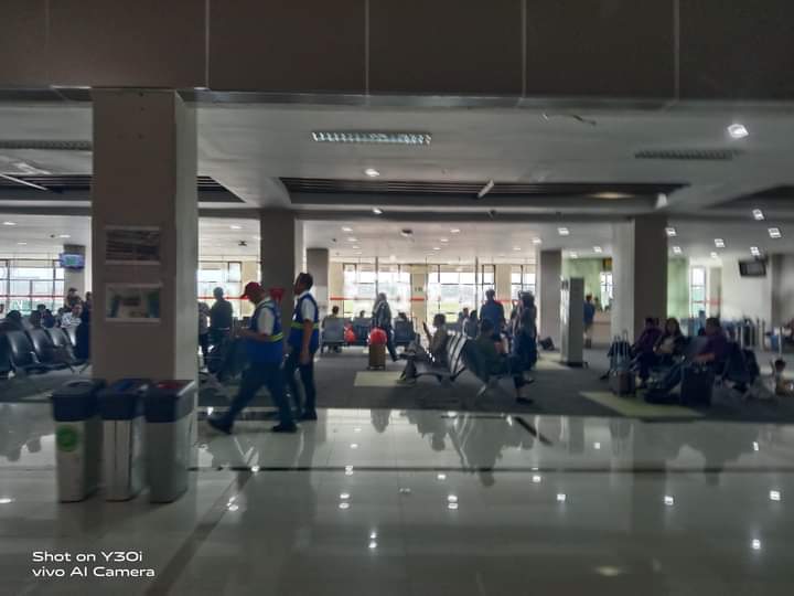 Gunung Ruang Tagulandang erupsi Efek Penerbangan terganggu. Bandara sam ratulangi di tutup sementara sampai waktu di tentukan Rencana boarding 07.30. #DelayPenerbanganGarudaIndonesiaTujuMdoJkt