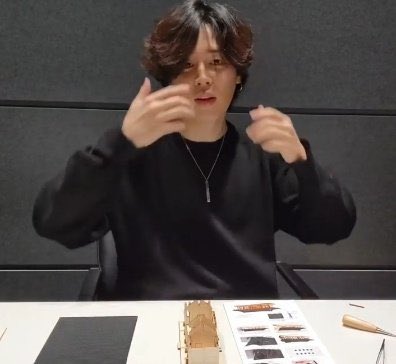 jnfication's tweet photo. CÓMO QUE JIMIN USÓ EL COLLAR DE MONOCHROME EN UNO DE SUS LIVES?????

BTS BTS BTS
BTS IS COMING
#MNCR_Logistics https://t.co/Jk4iNJ7dtK