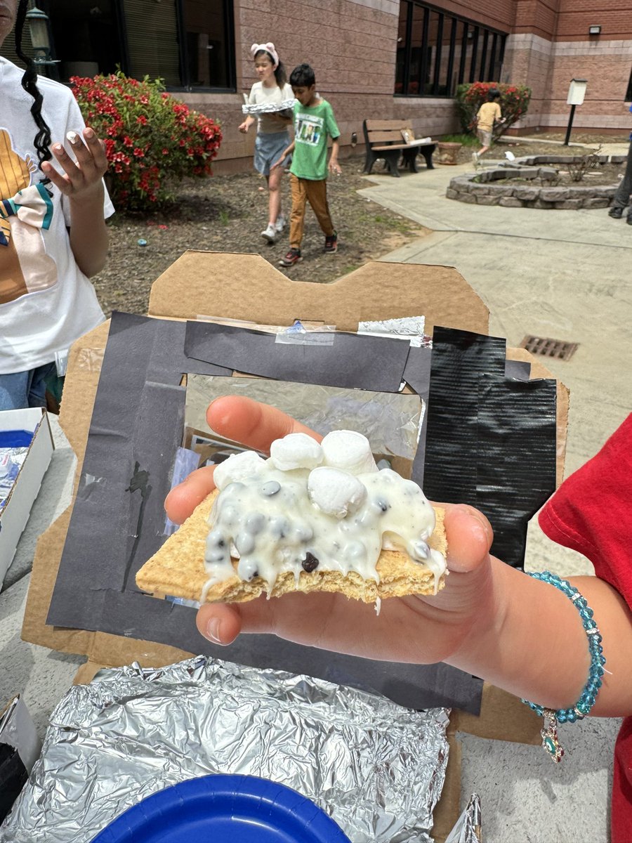PowellinPrimary's tweet photo. Ss designed and constructed solar ovens to cook s’mores.  Tomorrow we will work to improve our designs and try it again!  ☀️ #sbcebobcats #heatunit https://t.co/jfppK8fszA