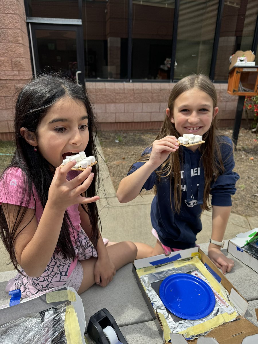 PowellinPrimary's tweet photo. Ss designed and constructed solar ovens to cook s’mores.  Tomorrow we will work to improve our designs and try it again!  ☀️ #sbcebobcats #heatunit https://t.co/jfppK8fszA
