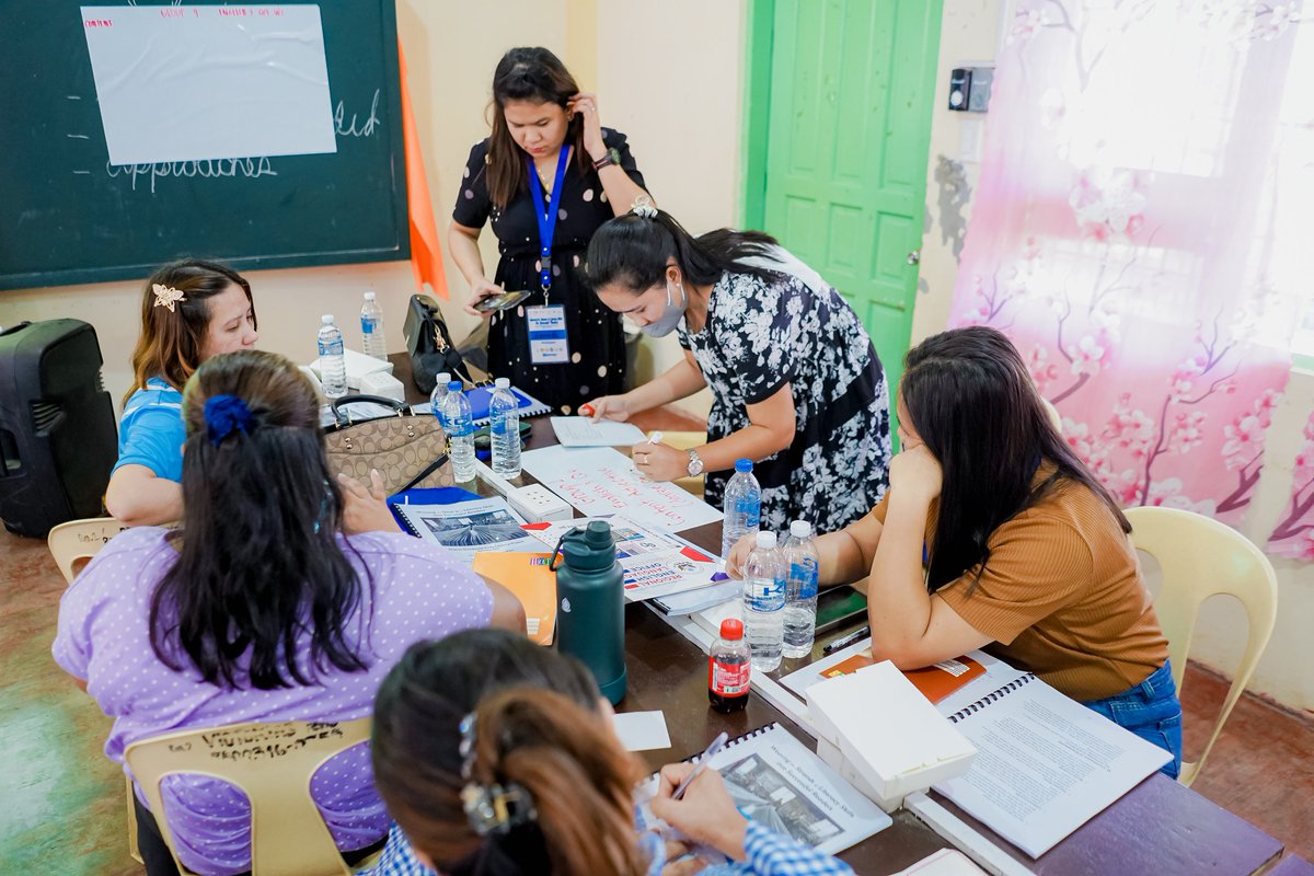 The U.S. Embassy's Regional English Language Office is working with the local government to train teachers from Bacolod City and the 3rd district of Negros Occidental on early literacy and differentiated instruction to help teach young students how to read. #PartnersInProsperity