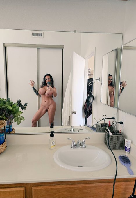 Finished all my scenes today a little pic before my bath 😘 https://t.co/BigUZ2eSP3