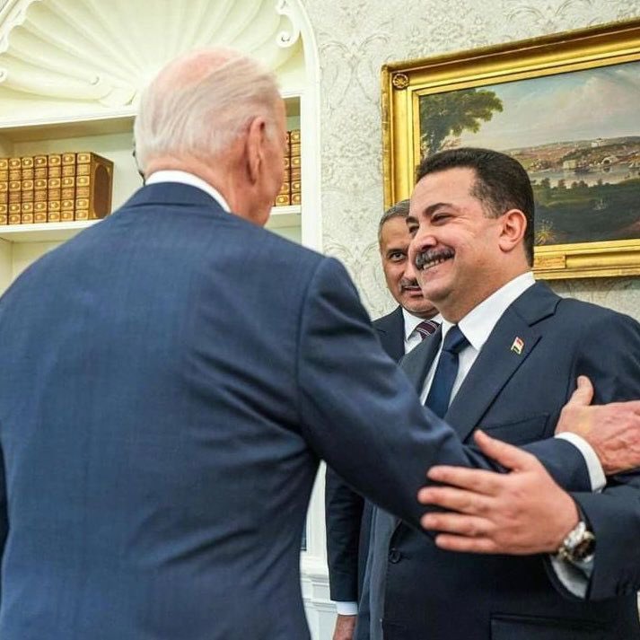 syd_haedar's tweet photo. نعم هناك فارق كبير وشاسع بين الدولتين على كل المستويات، لكن ذلك لا يعني ان نقبل بان "يربت" احدهم على اكتافنا مطلقاً.
العراقيون ليسوا أصغر من غيرهم نقولها وبكل فخر ، لذلك حسناً فعل السوداني عندما بادل بايدن ذات الحركة #الشروگي https://t.co/hMTZXL3Xts