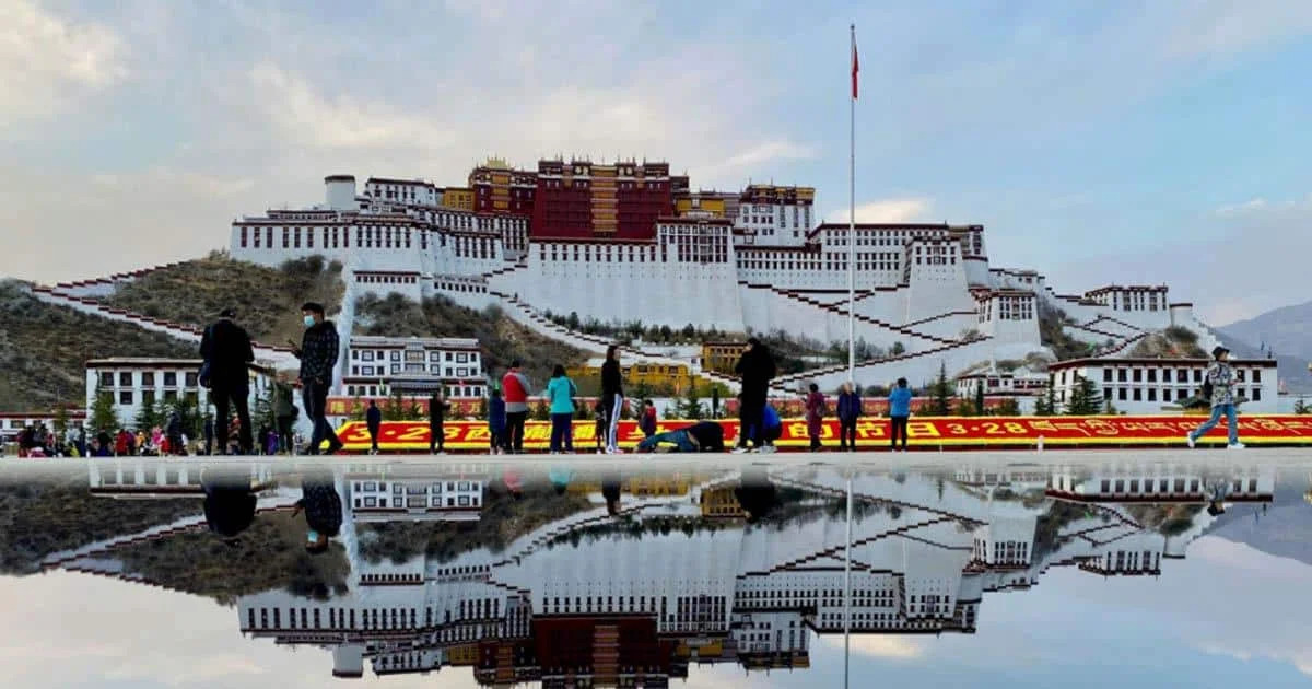 “Lhasa, China” 🟩 Lhasa is the main religious and administrative center of Tibet. Lhasa is located at an altitude of 3,656 meters. This elevation makes it one of the highest cities in the world. ✅ Read more: traveljoyfully.com/cities-to-visi… #TibetanTreasures #LhasaLights #LhasaVibes