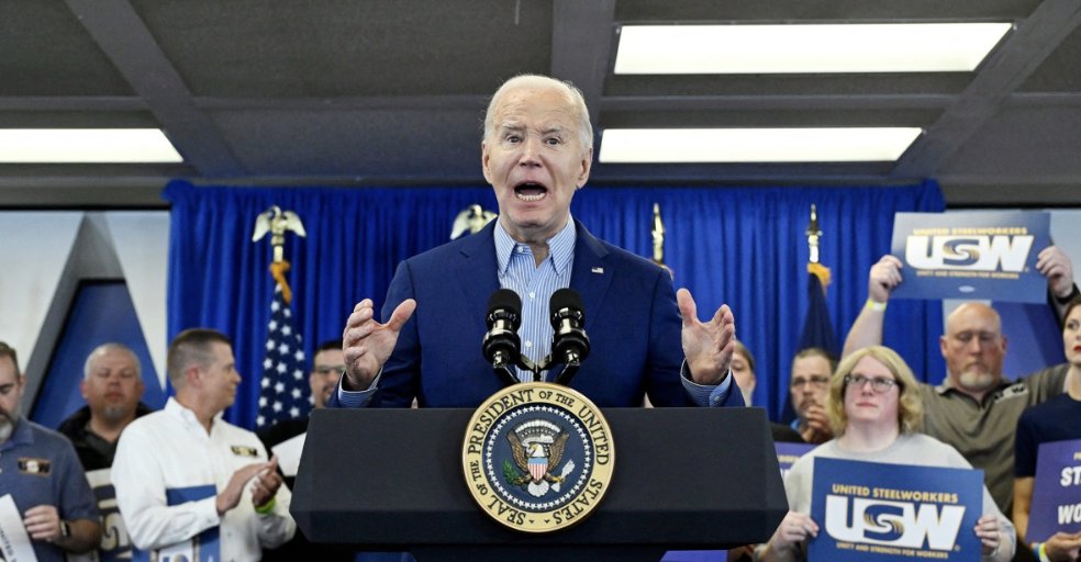 Biden chokes up while talking about deceased son and Trump's disparaging remarks about service members nbcnews.com/politics/2024-…