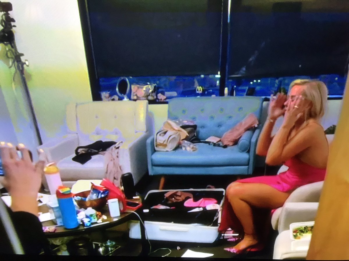 CatCrazy's tweet photo. #MarriedAtFirstSight #MAFS 
There is so much wrong with this season. Explain how this room got this way! https://t.co/pagr2O3kur