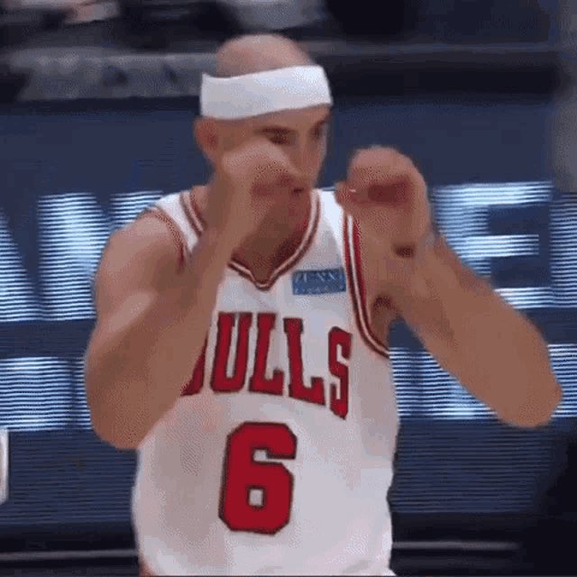 CLE_SPORTS_FANS's tweet photo. Caruso to Drummond at halftime https://t.co/5Vl7tngrul